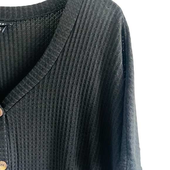 Torrid Black Button-Down Short Sleeve Top - Picture 3 of 4